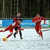 Der Hinterzartener Elias Babler wird von seinem Gegenspieler von der SG Riedöschingen/Hondingen unsanft von den Beinen geholt und landet ...