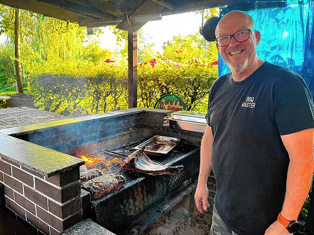 Die großen Stücke Fleisch machen Carsten Laufer besonders viel Spaß. Diese zu Grillen ist zu seiner Spezialität geworden.