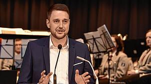 Bürgermeister Patrick Haas hält seine erste Neujahrsansprache in der Hüfinger Stadthalle.
