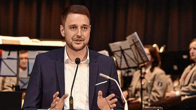 Bürgermeister Patrick Haas hält seine erste Neujahrsansprache in der Hüfinger Stadthalle.