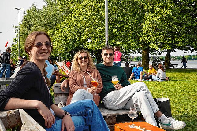 Anna Guglielmo, Selina Dorlas und Julian Schopf (von links nach rechts) genießen die Strand-Atmosphäre an der See-Oase.