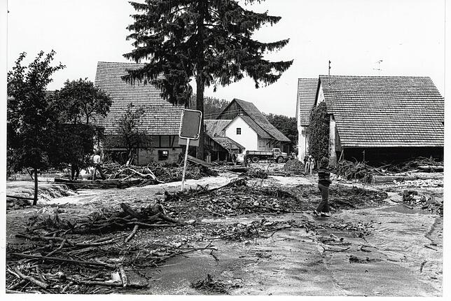Völlig zerstörte Straße in Weisweil. (Archivbild 1975)