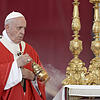 Papst Franziskus schwenkt Weihrauch bei einer Messe auf dem Petersplatz.