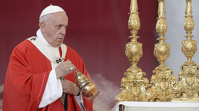 Papst Franziskus schwenkt Weihrauch bei einer Messe auf dem Petersplatz.