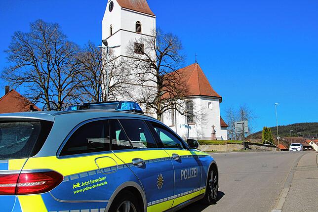 Ein Streifenwagen fährt an der Riedböhringer St.-Genesius-Kirche vorbei. Bild: Holger Niederberger