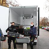 Sie schleppen Kisten für die Bedürftige: Gerhard Kramer (von links), Mischa Bondarenko, Rainer Schmidt und Frank Krieger bringen die von ...
