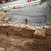 Unerwartet war man bei den Arbeiten auf eine Mauer gestoßen, die von Mitarbeitern von der Landesdenkmalbehörde akribisch dokumentiert ...