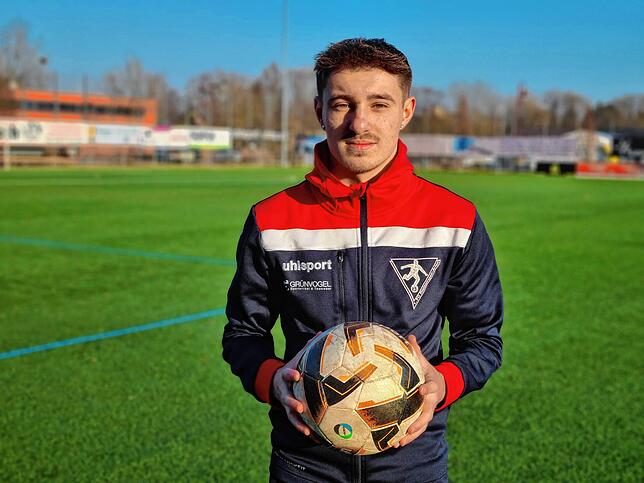 Brian Ernst, Spieler des Oberligisten 1. FC Rielasingen-Arlen, auf dem Kunstrasenplatz auf der Talwiese.