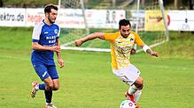Yves Graf (links) im Duell mit Vincenzo Galli. Die Gäste aus Dettingen gewinnen mit 1:0.