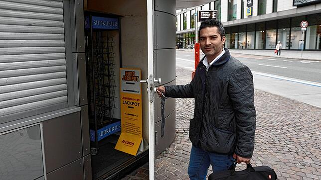 Er hat endgültig zugeschlossen: Sinan Mora, einer der beiden Kioskbetreiber am Bodanplatz, gibt diesen Standort und den Kiosk am ...