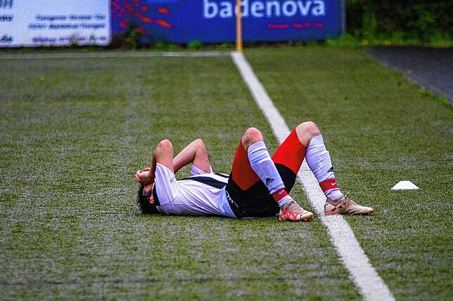 Am Boden zerstört: Für den FC Grießen geht‘s nach fünf Jahren wieder in die Kreisliga B. Das letzte Spiel bei der SG Weilheim/Gurtweil ...