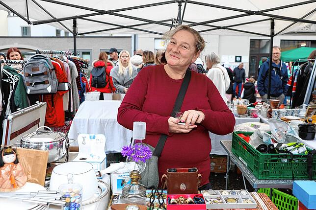 Bild 33: Konstanz – Altstadt-Flohmarkt auf dem Stephansplatz: Hier stöbern und feilschen die Konstanzer