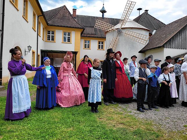 Corinna Vogt (links) und ihre Tochter schrieben das Drehbuch über die schwarze Rose. Bild: Heidi Rombach