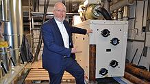Kollegsdirektor Hans Martin Rieder zeigt eine der neuen Wärmepumpen, die noch in diesem Jahr in Betrieb gehen soll. „Wir schaffen mit ...