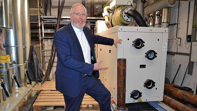 Kollegsdirektor Hans Martin Rieder zeigt eine der neuen Wärmepumpen, die noch in diesem Jahr in Betrieb gehen soll. „Wir schaffen mit ...