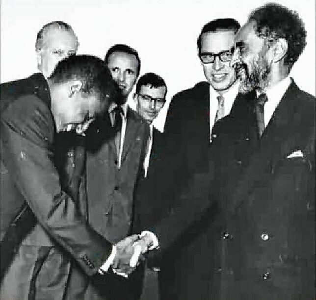 Der Präsident der Schülermitverwaltung der Deutschen Schule in Addis Abeba, Asfa-Wossen Asserate, begrüßt seinen Großonkel, den Kaiser.