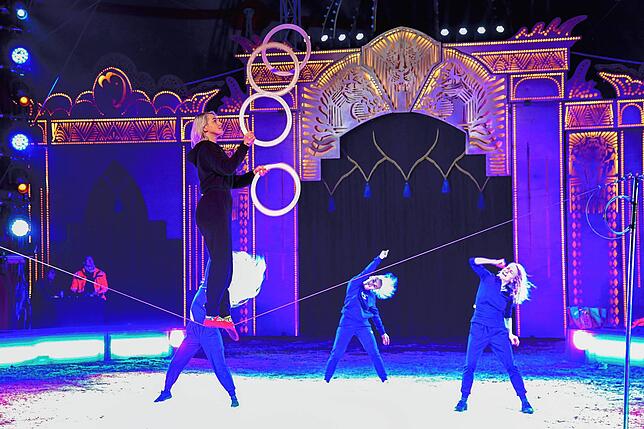 Noch im Probenoutfit trainiert das Circustheater Bingo aus der Ukraine, damit für die Premiere alles perfekt sitzt.