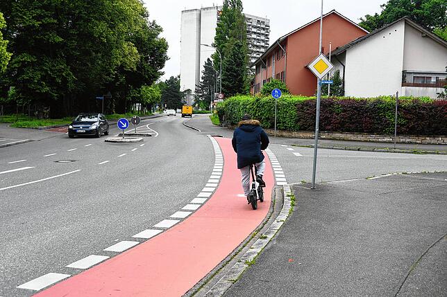 Die Fahrradstraße in der Südstadt – hier am Abzweig der Straße Am Heidenbühl von der Worblinger Straße – hat sich inzwischen etabliert.