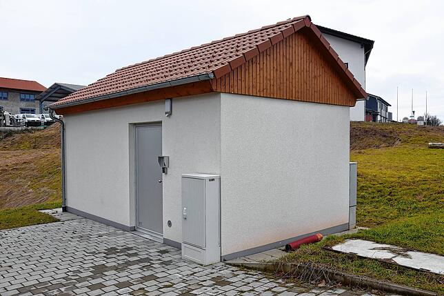 Ein eher schmuckloses Gebäude in Hennematt beherbergt die technische Zentrale des Breitbandnetzes der Gemeinde Rickenbach.