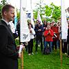 Oberbürgermeister Simon Gröger lädt die Menschen in seiner Rede am Kriegerdenkmal zu einem Dialog für den Frieden, für Menschlichkeit ...