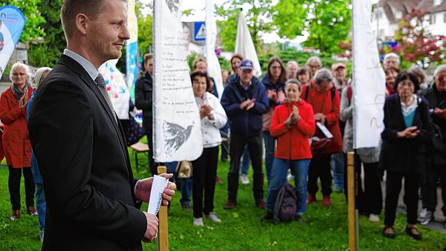 Oberbürgermeister Simon Gröger lädt die Menschen in seiner Rede am Kriegerdenkmal zu einem Dialog für den Frieden, für Menschlichkeit ...