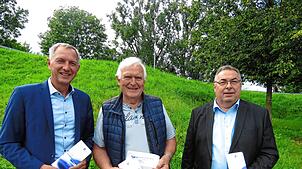 Bei der Vorstellung des 34. Kulturellen Herbstes zeigt sich Bürgermeister Michael Schmitt (von links) erfreut über das von Josef Vogt ...