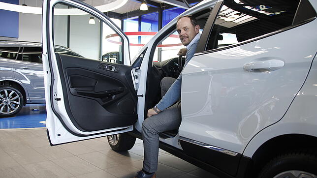 Matthias Storz in seinem Autohaus in Villingen: Die Diskussionen um Grenzwerte und Fahrverbote haben sich auch bei ihm auf den Verkauf ...
