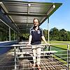 Vorsitzender Sebastian Schulze vor dem 1994 erbauten Clubheim des FC Dettighofen.