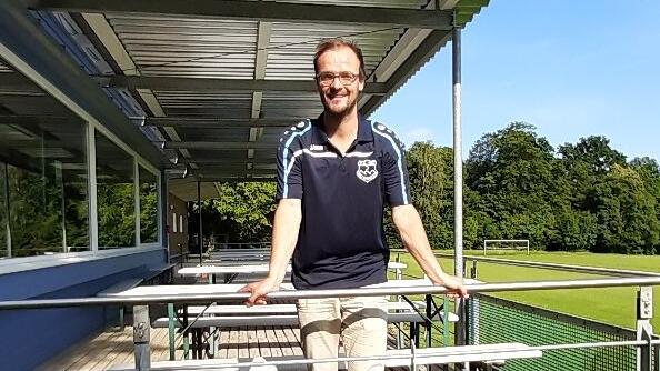 Vorsitzender Sebastian Schulze vor dem 1994 erbauten Clubheim des FC Dettighofen.