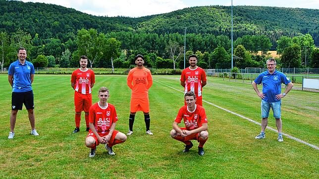 Mit einigen Neuzugängen will der SV Geisingen in der Bezirksliga angreifen (stehend von links): Stefan Pröll (Trainer) Hendrik Berg, Ali ...