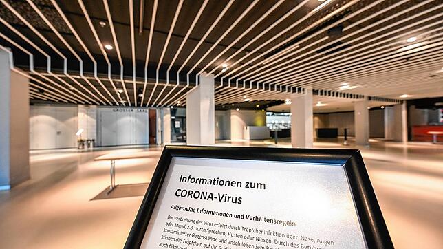Im Foyer des Milchwerks steht ein Schild mit Informationen zu den Verhaltensregeln in Corona-Zeiten. Seit Mai können dank eines ...
