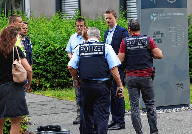 OB Simon Gröger (2.v.r.) und Schulleiter Markus Zähringer (4.v.r.) im Gespräch mit Einsatzkräften der Polizei. Bild: Gerald Jarausch