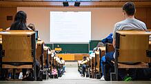 Studentinnen und Studenten sitzen während einer Vorlesung in einem Hörsaal an der Uni Tübingen. (Symbolbild)