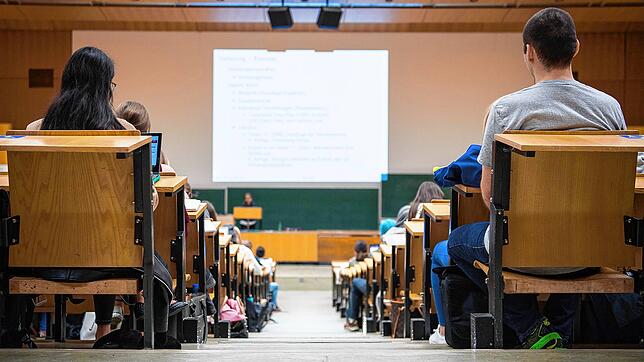 Studentinnen und Studenten sitzen während einer Vorlesung in einem Hörsaal an der Uni Tübingen. (Symbolbild)