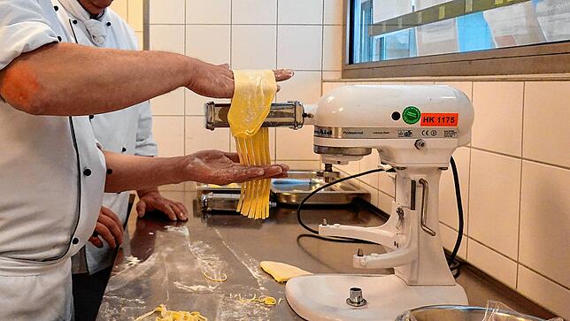 Hier entstehen mithilfe einer Nudelmaschine die Pappardelle.