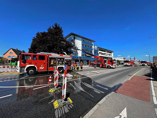 Durch ihr schnelles Eingreifen haben die Einsatzkräfte ein Übergreifen der Flammen auf das gesamte Gebäude verhindert.