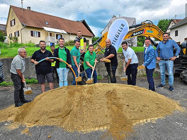 Bald hat Binningen flächendeckend Glasfaser. An das Schaufeln machten sich beim Spatenstich Vertreter der Gemeinde, des ...