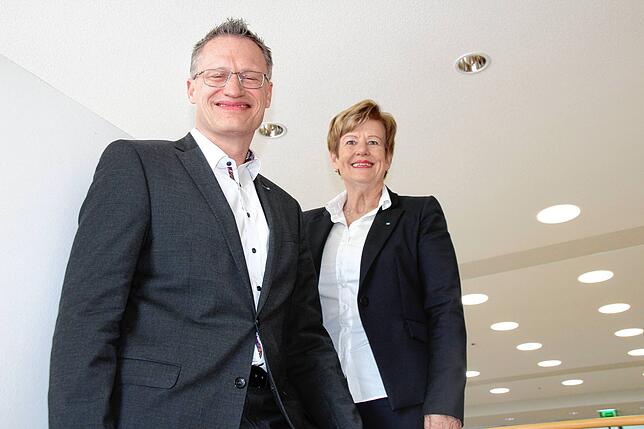 Stefan Aust und Christa Bader, Vorstandsmitglieder der Volksbank Hochrhein, blicken beim Bilanzpressegespräch auf das vergangene Jahr.