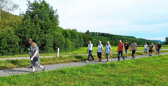 Unterwegs in Detzeln wurde Oberbürgermeister Philipp Frank (Dritter von links) von Ortsvorsteherin Esther Koch (vorneweg mit ...