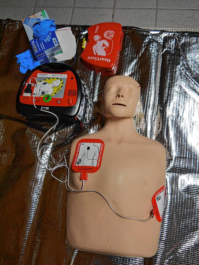 Der Defibrillator im Europastadion hat zwei Modi. Im Koffer finden sich auch Handschuhe, eine Beatmungsmaske und ein Rasierer.