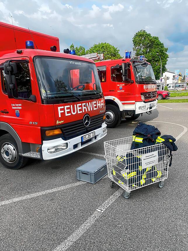 Auf dem Parkplatz bei Ricosta rücken am Mittwochnachmittag mehrere Feuerwehrfahrzeuge an. Davor steht eine Gitterbox, in die ...