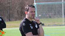 Trainer Patrick Anders und der FC Pfaffenweiler stehen trotz der Niederlage am Wochenende noch auf dem ersten Platz.