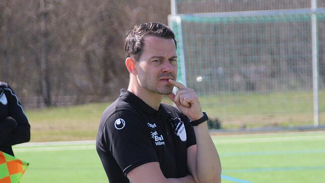 Trainer Patrick Anders und der FC Pfaffenweiler stehen trotz der Niederlage am Wochenende noch auf dem ersten Platz.