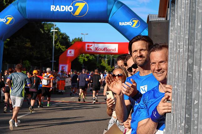 Bild 11: Mit Ausdauer und Kreativität- tausende Läufer messen sich beim ZF Firmenlauf