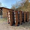 Rund 100 Biotonnen wurden nach einer Lastwagenpanne über das Wochenende auf dem Grillplatz im Juch zwischengelagert. Bild: Justus Obermeyer