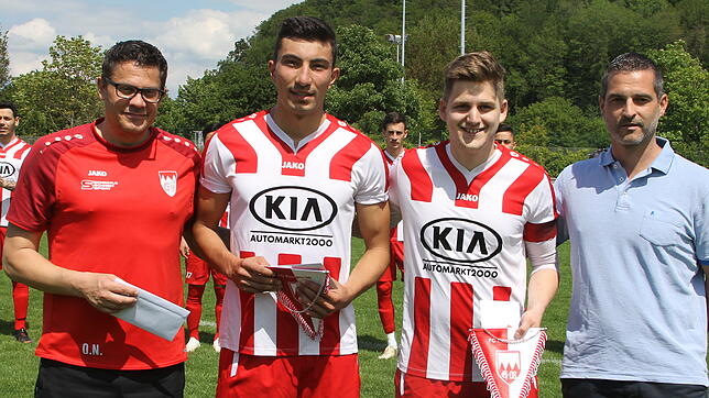 Abschied: Präsident Armin Leichenauer (rechts) vom FC Tiengen 08 verabschiedete (von links) Trainer Oliver Neff sowie die Spieler ...