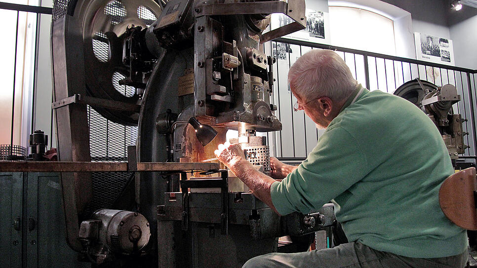 Klaus Lonzer stanzt Rohlinge für die Uhrenmechanik aus langen Messing-Streifen.