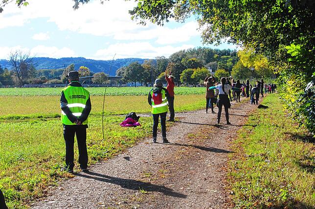 Bild 4: Bilder von der &bdquo;Querdenker&ldquo;-Menschenkette in Bodman-Ludwigshafen