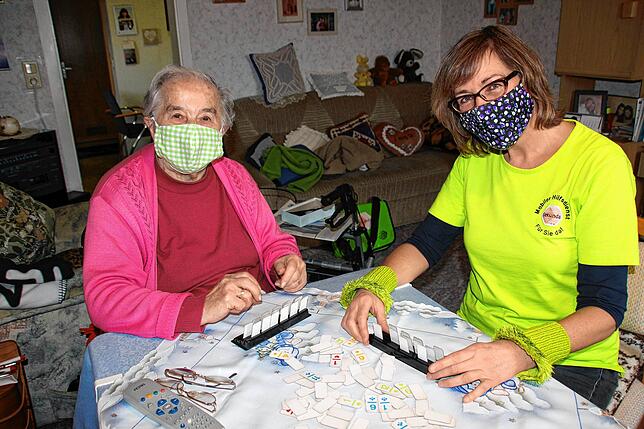 Anna Seifritz (91 Jahre) aus Menningen freut sich, wenn Susanne Barbagallo (rechts) mit ihr eine Runde „Rummy“ spielt.