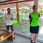 Betriebsleiter Michael Scholz und Maria Zepf freuen sich endlich wieder Schwimm-Gäste besuchen zu dürfen.